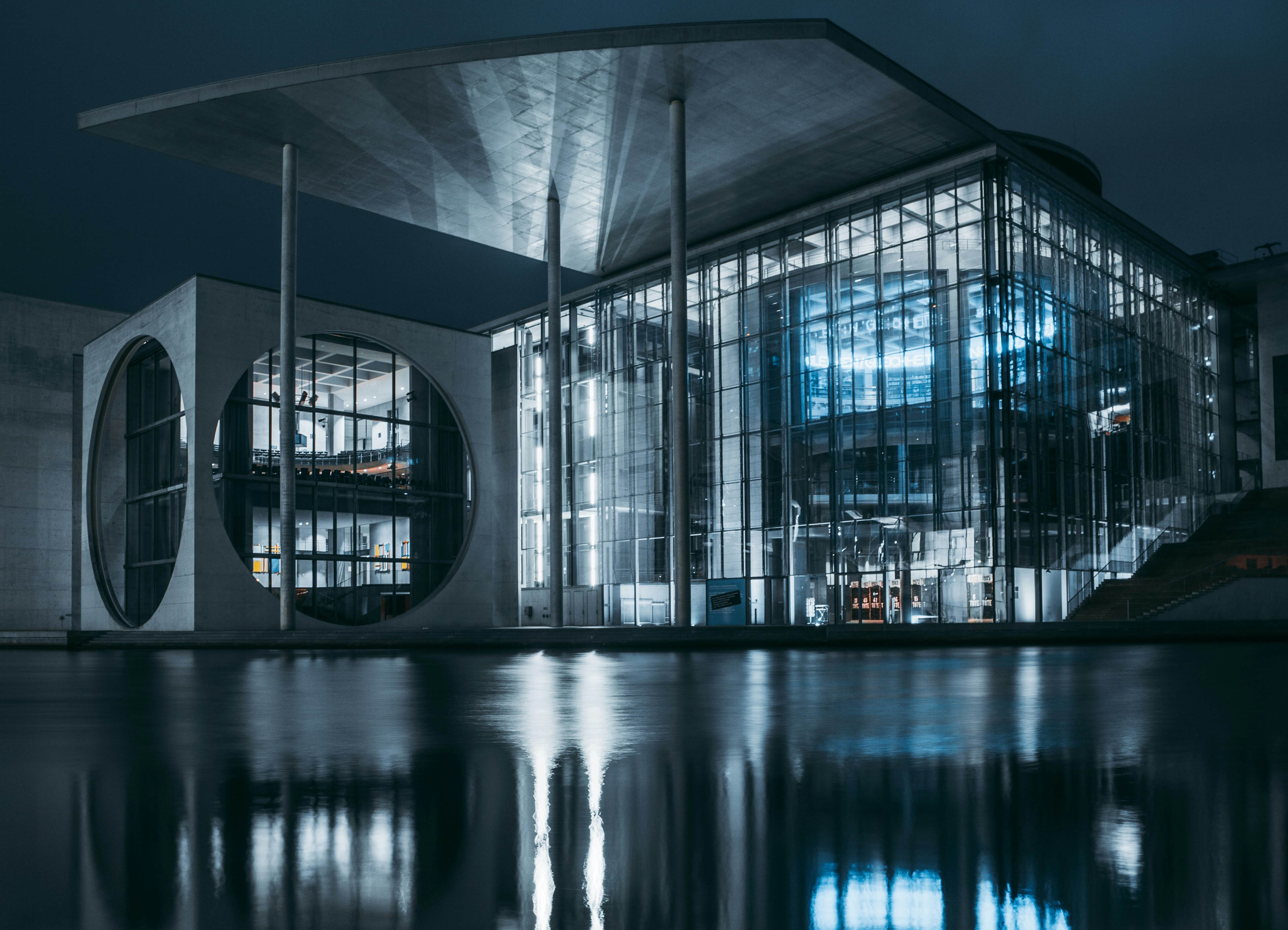 yabo.com官网-中国红机器人舞出别样东北风——龙行龘龘，有我新松！